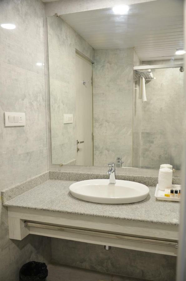 Hotel Radiance Bareilly Eksteriør billede