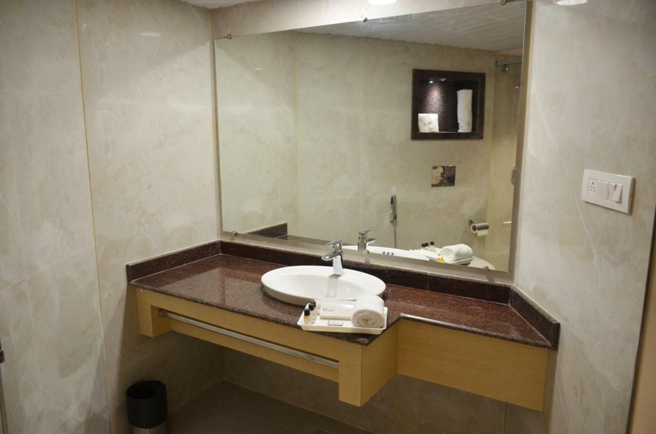Hotel Radiance Bareilly Eksteriør billede